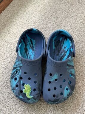 CROCS Kids Navy and Teal Splash Clogs with Dinosaur Charm